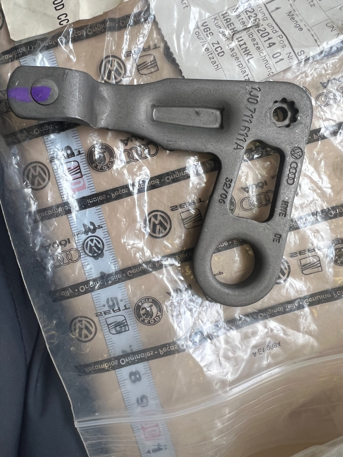 1J0 711 611A OE SELECTOR BRACKET 1J0 711 611A